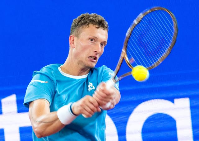 FILED - 22 May 2025, Hamburg: Czech tennis player Jiri Lehecka in action against Argentina's Tomas Martin Etcheverry during their men's singles quarter-final tennis match of the Hamburg European Open tennis tournament. Photo: Daniel Bockwoldt/dpa