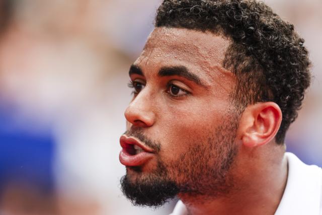 FILED - 21 July 2024, Hamburg: French tennis player Arthur Fils celebrates after defeating German Alexander Zverev in their men's singles final tennis match during the Hamburg European Open tennis tournament at the Stadium Am Rothenbaum. Photo: Frank Molter/dpa