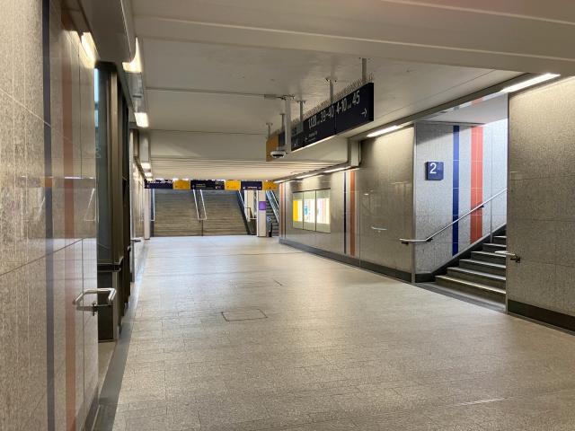 FILED - 16 April 2025, Kaiserslautern: A view inside an underpass at Kaiserslautern Central Station. Authorities closed down the central train station at Kaiserslautern in western Germany on Tuesday following a bomb threat. Photo: Wolfgang Jung/dpa