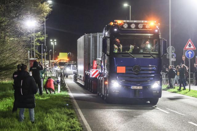24 March 2026, North Rhine-Westphalia, Jülich: A truck carrying a Castor container leaves the Juelich Research Center as Castor transports are scheduled to travel through North Rhine-Westphalia from Juelich to Ahaus. Photo: Oliver Berg/dpa