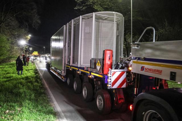 24 March 2026, North Rhine-Westphalia, Jülich: A truck carrying a Castor container leaves the Juelich Research Center as Castor transports are scheduled to travel through North Rhine-Westphalia from Juelich to Ahaus. Photo: Oliver Berg/dpa