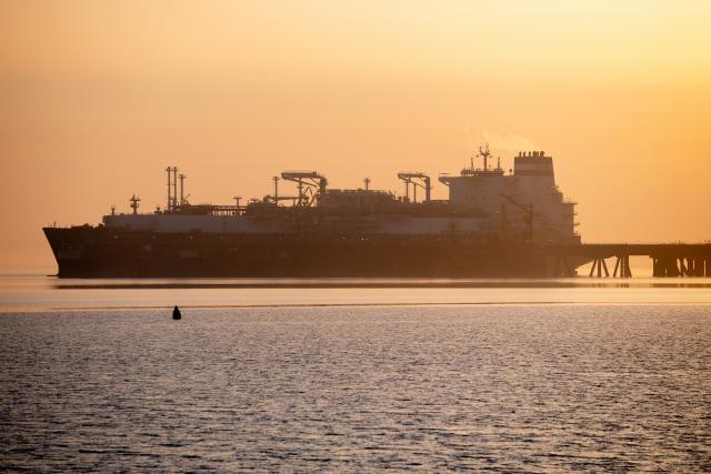 FILED - 06 March 2026, Lower Saxony, Wilhelmshaven: The special ship "Hoeegh Esperanza" is moored at a jetty in the Jade Bay. The "Hoeegh Esperanza" is used as a floating storage and regasification unit (FSRU) to receive liquefied natural gas (LNG) delivered by tankers, regasify it and feed it into the German gas grid. Photo: Hauke-Christian Dittrich/dpa