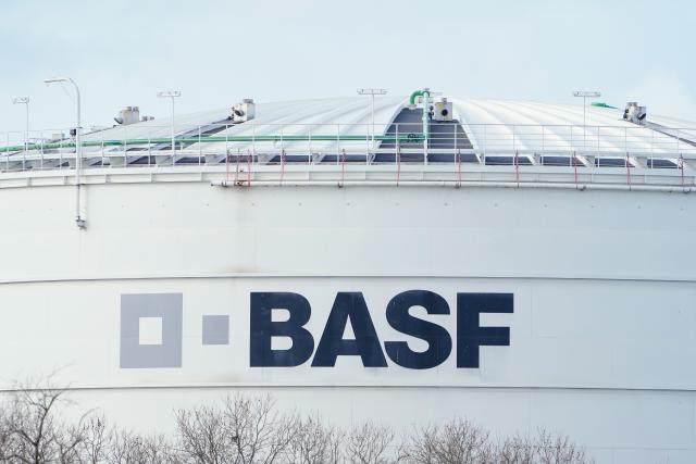 FILED - 20 February 2024, Rheinland-Pfalz, Ludwigshafen: The letters "BASF" are displayed on an industrial plant on the chemical company's factory premises. Photo: Uwe Anspach/dpa