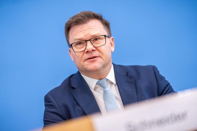 25 March 2026, Berlin: Carsten Schneider, German Minister for the Environment, Climate Protection, Nature Conservation and Nuclear Safety, presents the German government's 2026 climate protection program. Photo: Michael Kappeler/dpa