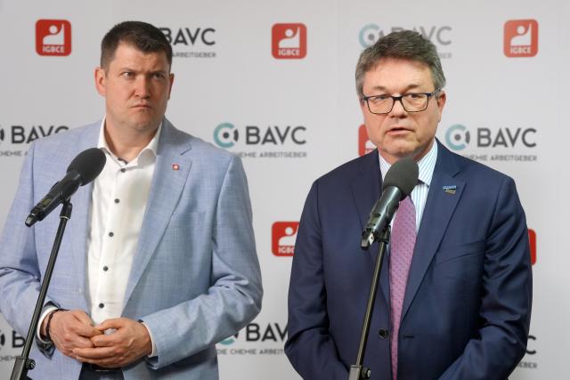 25 March 2026, Rhineland-Palatinate, Bad Breisig: Matthias Buerk (R), chief negotiator for the German Chemical Employers' Association (BAVC), and Oliver Heinrich, chief negotiator for the Mining, Chemical and Energy Industrial Union (IGBCE), speak to the media on the conclusion of collective bargaining at federal level for employees in the chemical and pharmaceutical industry. Photo: Thomas Frey/dpa