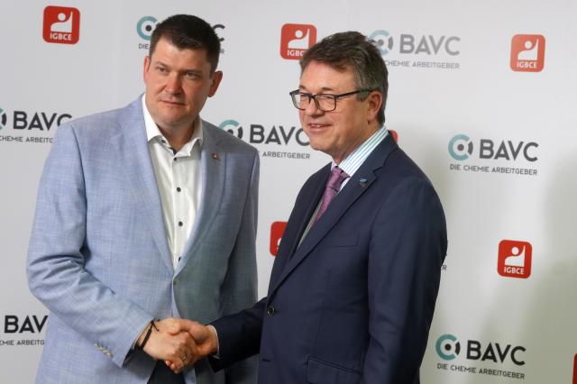 25 March 2026, Rhineland-Palatinate, Bad Breisig: Matthias Buerk (R), chief negotiator for the German Chemical Employers' Association (BAVC), and Oliver Heinrich, chief negotiator for the Mining, Chemical and Energy Industrial Union (IGBCE), shake hands at the conclusion of collective bargaining at federal level for employees in the chemical and pharmaceutical industry. Photo: Thomas Frey/dpa