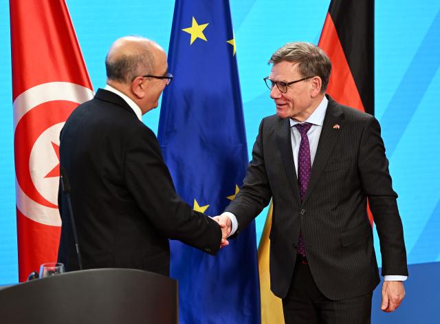 25 March 2026, Berlin: Tunisian Foreign Minister Mohamed Ali Nafti and German Foreign Minister Johann Wadephul shake hands during a joint press conference at the Federal Foreign Office in Berlin. Photo: Lilli Förter/dpa