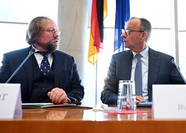 25 March 2026, Berlin: German Chancellor Friedrich Merz (R) speaks with Anton Hofreiter ahead of a meeting of the German Bundestag's Committee on European Affairs following the EU summit. Photo: Lilli Förter/dpa