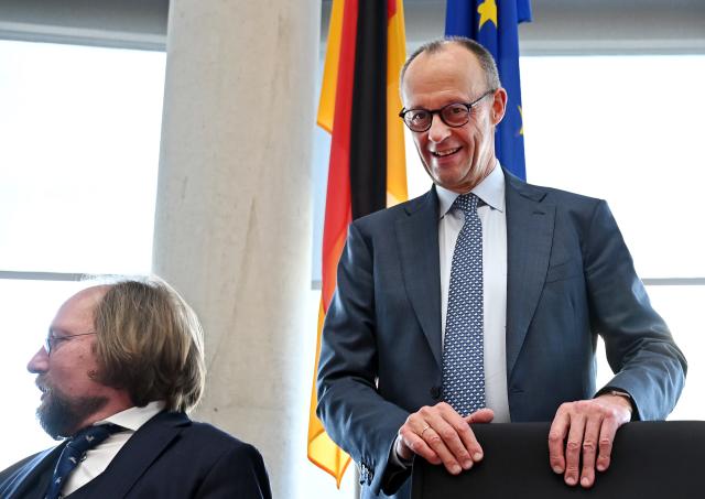 25 March 2026, Berlin: German Chancellor Friedrich Merz (R) speaks with Anton Hofreiter ahead of a meeting of the German Bundestag's Committee on European Affairs following the EU summit. Photo: Lilli Förter/dpa
