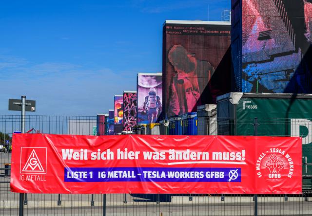 FILED - 02 March 2026, Brandenburg, Gruenheide: An IG Metall campaign banner for the works council election hangs on a fence at the Tesla Gigafactory in Berlin-Brandenburg. The highly anticipated works council election begins Monday at Tesla's only German car plant. Photo: Patrick Pleul/dpa