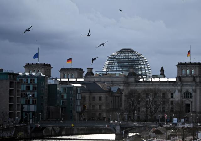 25 March 2026, Berlin: Birds fly over the dome of the Reichstag building against a cloudy sky. Photo: Lilli Förter/dpa