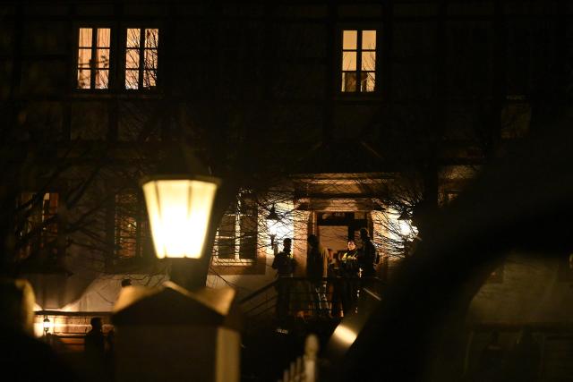 25 March 2026, Thuringia, Fretterode: Police officers stand in front of a house in Fretterode. According to police, a physical altercation involving journalists reportedly took place in the village in northern Thuringia. A dpa reporter on the scene says those involved were a team from Spiegel TV. Photo: -/dpa