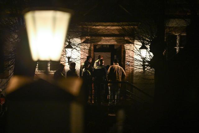 25 March 2026, Thuringia, Fretterode: Police officers stand in front of a house in Fretterode. According to police, a physical altercation involving journalists reportedly took place in the village in northern Thuringia. A dpa reporter on the scene says those involved were a team from Spiegel TV. Photo: -/dpa