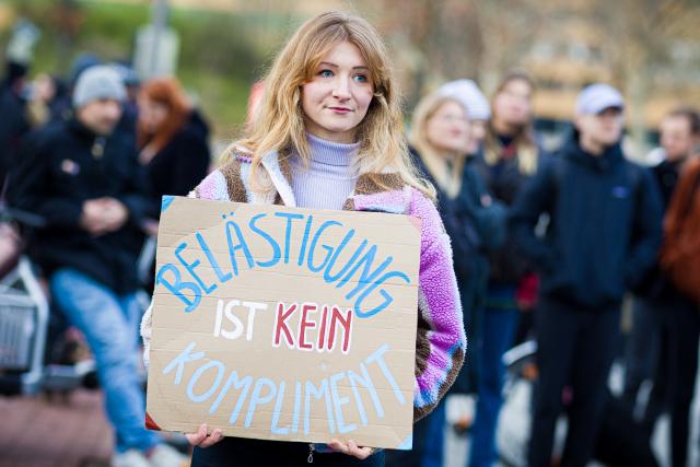 25 March 2026, Lower Saxony, Hanover: A sign reading 'Harassment is not a compliment' is seen at the 'Stop Sexual Violence' rally. Photo: Moritz Frankenberg/dpa