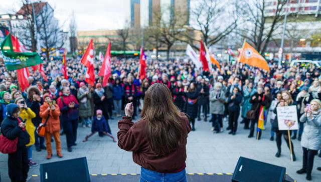 25 March 2026, Lower Saxony, Hanover: Ricarda Lang (C) speaks at the "Stop Sexual Violence" rally. Photo: Moritz Frankenberg/dpa