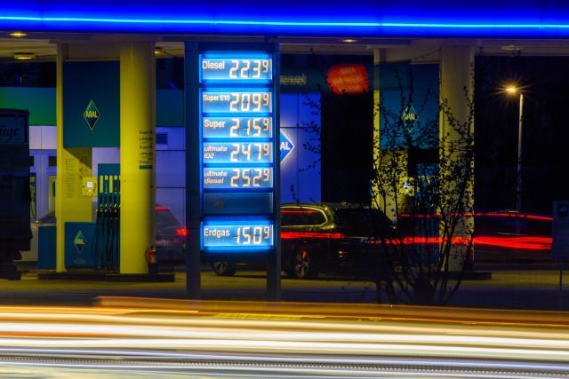 26 March 2026, Saxony-Anhalt, Magdeburg: Cars drive past a gas station price board in the Magdeburg city area. The Bundestag is set to vote on a package of measures regarding fuel prices. Photo: Klaus-Dietmar Gabbert/dpa