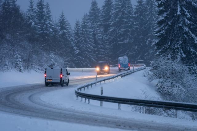 26 March 2026, Baden-Wuerttemberg, Voehrenbach: Cars are driving on a snow-covered road near Voehrenbach. Photo: Silas Stein/dpa