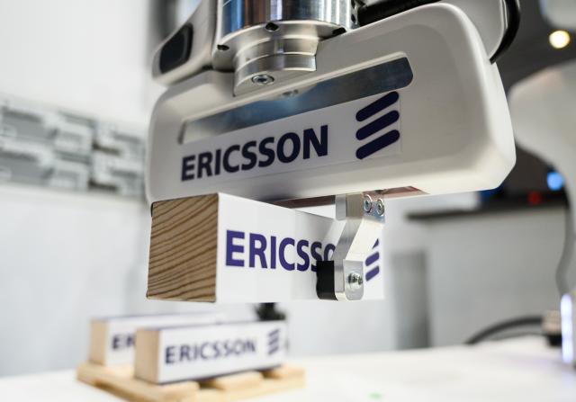 FILED - 31 March 2019, Lower Saxony, Hanover: A robot grabs a wooden block at the stand of the telecommunications group Erricson at the Hanover Fair. Photo: Christophe Gateau/dpa