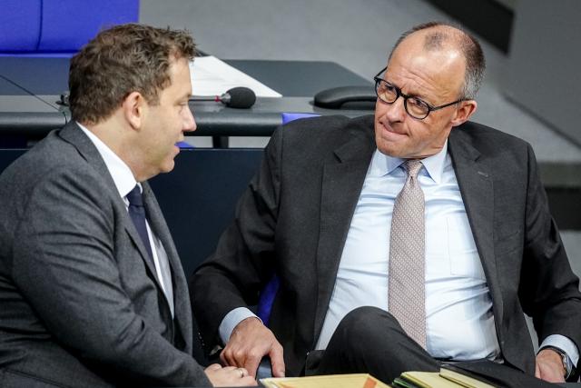 26 March 2026, Berlin: German Chancellor Friedrich Merz (R) talks with Minister of Finance Lars Klingbeil during the plenary session of the German Bundestag. Photo: Kay Nietfeld/dpa