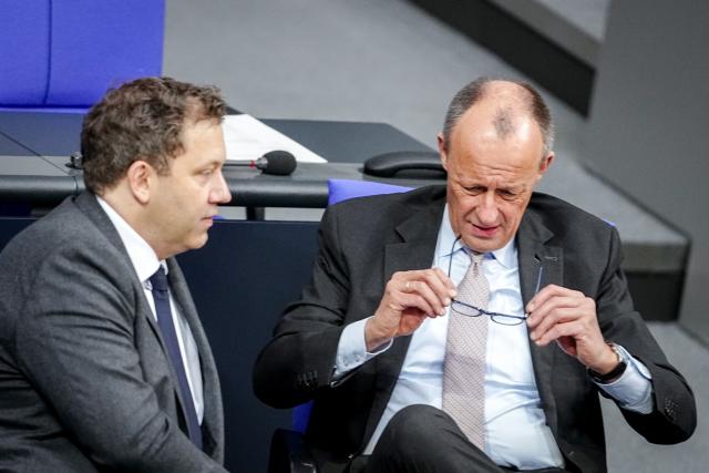 26 March 2026, Berlin: German Chancellor Friedrich Merz (R) talks with Minister of Finance Lars Klingbeil during the plenary session of the German Bundestag. Photo: Kay Nietfeld/dpa
