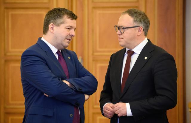 26 March 2026, Berlin: Minister-President of Saxony-Anhalt Sven Schulze (L) talks with Minister-President of Thuringia Mario Voigt before the start of the 56th Regional Conference of the Heads of Government of the Eastern German states at the Rotes Rathaus. Photo: Bernd von Jutrczenka/dpa