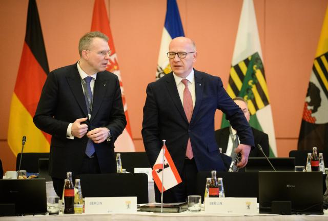 26 March 2026, Berlin: Governing Mayor of Berlin Kai Wegner (R) and Head of the Berlin Senate Chancellery Florian Graf stand in the Red City Hall before the start of the 56th Regional Conference of the Heads of Government of the Eastern German states. Photo: Bernd von Jutrczenka/dpa