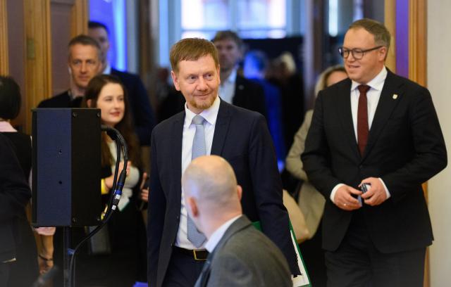 26 March 2026, Berlin: Minister-President of Saxony Michael Kretschmer (C) and Minister-President of Thuringia Mario Voigt (R) arrive at the Red City Hall before the start of the 56th Regional Conference of the Heads of Government of the Eastern German states. Photo: Bernd von Jutrczenka/dpa