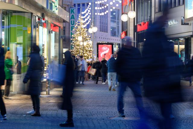 FILED - 15 December 2023, North Rhine-Westphalia, Cologne: Shoppers walk through the shopping mile on Hohe Strasse. Photo: Henning Kaiser/dpa