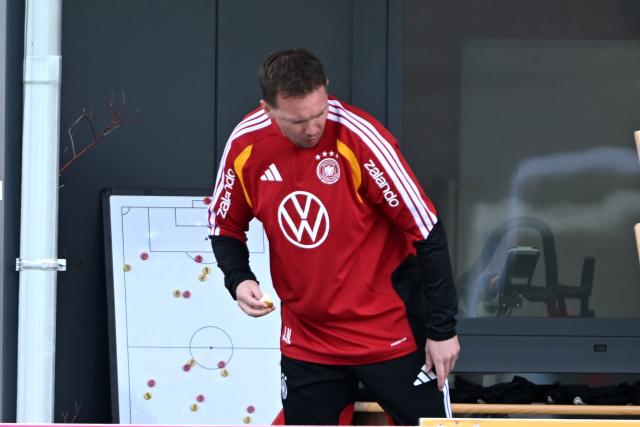 26 March 2026, Bavaria, Herzogenaurach: German national coach Julian Nagelsmann stands next to a tactics board during a training session, ahead of Friday's international friendly soccer match against Switzerland in preparation for the 2026 FIFA World Cup. Photo: Federico Gambarini/dpa - WICHTIGER HINWEIS: Gemäß den Vorgaben der DFL Deutsche Fußball Liga bzw. des DFB Deutscher Fußball-Bund ist es untersagt, in dem Stadion und/oder vom Spiel angefertigte Fotoaufnahmen in Form von Sequenzbildern und/oder videoähnlichen Fotostrecken zu verwerten bzw. verwerten zu lassen.
