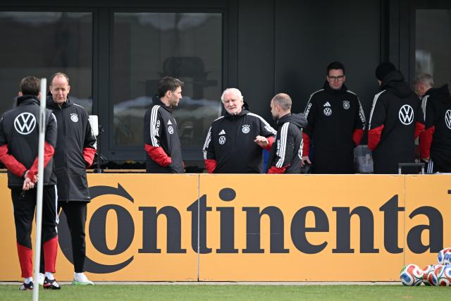 26 March 2026, Bavaria, Herzogenaurach: Germany's assistant coach Benjamin Glueck (3rd L) talks with director of the national team Rudi Voeller during a training session, ahead of Friday's international friendly soccer match against Switzerland in preparation for the 2026 FIFA World Cup. Photo: Federico Gambarini/dpa - WICHTIGER HINWEIS: Gemäß den Vorgaben der DFL Deutsche Fußball Liga bzw. des DFB Deutscher Fußball-Bund ist es untersagt, in dem Stadion und/oder vom Spiel angefertigte Fotoaufnahmen in Form von Sequenzbildern und/oder videoähnlichen Fotostrecken zu verwerten bzw. verwerten zu lassen.
