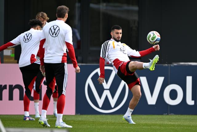 26 March 2026, Bavaria, Herzogenaurach: Germany's Deniz Undav (R) practices during a training session, ahead of Friday's international friendly soccer match against Switzerland in preparation for the 2026 FIFA World Cup. Photo: Federico Gambarini/dpa - WICHTIGER HINWEIS: Gemäß den Vorgaben der DFL Deutsche Fußball Liga bzw. des DFB Deutscher Fußball-Bund ist es untersagt, in dem Stadion und/oder vom Spiel angefertigte Fotoaufnahmen in Form von Sequenzbildern und/oder videoähnlichen Fotostrecken zu verwerten bzw. verwerten zu lassen.