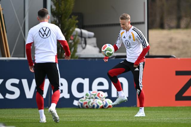 26 March 2026, Bavaria, Herzogenaurach: Germany's Chris Fuehrich (R) practices during a training session, ahead of Friday's international friendly soccer match against Switzerland in preparation for the 2026 FIFA World Cup. Photo: Federico Gambarini/dpa - WICHTIGER HINWEIS: Gemäß den Vorgaben der DFL Deutsche Fußball Liga bzw. des DFB Deutscher Fußball-Bund ist es untersagt, in dem Stadion und/oder vom Spiel angefertigte Fotoaufnahmen in Form von Sequenzbildern und/oder videoähnlichen Fotostrecken zu verwerten bzw. verwerten zu lassen.