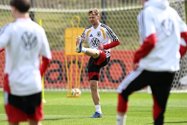 26 March 2026, Bavaria, Herzogenaurach: Germany's Joshua Kimmich (C) practices during a training session, ahead of Friday's international friendly soccer match against Switzerland in preparation for the 2026 FIFA World Cup. Photo: Federico Gambarini/dpa - WICHTIGER HINWEIS: Gemäß den Vorgaben der DFL Deutsche Fußball Liga bzw. des DFB Deutscher Fußball-Bund ist es untersagt, in dem Stadion und/oder vom Spiel angefertigte Fotoaufnahmen in Form von Sequenzbildern und/oder videoähnlichen Fotostrecken zu verwerten bzw. verwerten zu lassen.