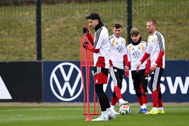 26 March 2026, Bavaria, Herzogenaurach: Germany's Kai Havertz (L) practices during a training session, ahead of Friday's international friendly soccer match against Switzerland in preparation for the 2026 FIFA World Cup. Photo: Federico Gambarini/dpa - WICHTIGER HINWEIS: Gemäß den Vorgaben der DFL Deutsche Fußball Liga bzw. des DFB Deutscher Fußball-Bund ist es untersagt, in dem Stadion und/oder vom Spiel angefertigte Fotoaufnahmen in Form von Sequenzbildern und/oder videoähnlichen Fotostrecken zu verwerten bzw. verwerten zu lassen.