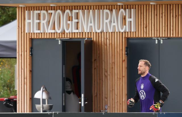 26 March 2026, Bavaria, Herzogenaurach: Germany goalkeeper Oliver Baumann arrives for a training session, ahead of Friday's international friendly soccer match against Switzerland in preparation for the 2026 FIFA World Cup. Photo: Christian Charisius/dpa - WICHTIGER HINWEIS: Gemäß den Vorgaben der DFL Deutsche Fußball Liga bzw. des DFB Deutscher Fußball-Bund ist es untersagt, in dem Stadion und/oder vom Spiel angefertigte Fotoaufnahmen in Form von Sequenzbildern und/oder videoähnlichen Fotostrecken zu verwerten bzw. verwerten zu lassen.