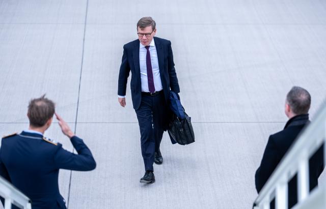 26 March 2026, Brandenburg, Schoenefeld: German Foreign Minister Johann Wadephul boards a plane to travel to the G7 foreign ministers' meeting in France. Photo: Michael Kappeler/dpa