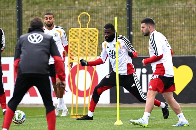 26 March 2026, Bavaria, Herzogenaurach: Germany's Antonio Ruediger (2nd R) and Deniz Undav (R) practice during a training session, ahead of Friday's international friendly soccer match against Switzerland in preparation for the 2026 FIFA World Cup. Photo: Federico Gambarini/dpa - WICHTIGER HINWEIS: Gemäß den Vorgaben der DFL Deutsche Fußball Liga bzw. des DFB Deutscher Fußball-Bund ist es untersagt, in dem Stadion und/oder vom Spiel angefertigte Fotoaufnahmen in Form von Sequenzbildern und/oder videoähnlichen Fotostrecken zu verwerten bzw. verwerten zu lassen.
