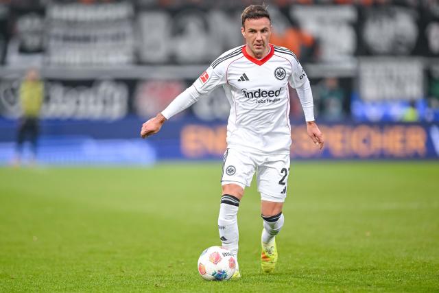 FILED - 01 November 2025, Baden-Wuerttemberg, Heidenheim: Eintracht Frankfurt's Mario Goetze in action during the German Bundesliga soccer match between 1. FC Heidenheim and Eintracht Frankfurt at Voith-Arena. Photo: Harry Langer/dpa - WICHTIGER HINWEIS: Gemäß den Vorgaben der DFL Deutsche Fußball Liga bzw. des DFB Deutscher Fußball-Bund ist es untersagt, in dem Stadion und/oder vom Spiel angefertigte Fotoaufnahmen in Form von Sequenzbildern und/oder videoähnlichen Fotostrecken zu verwerten bzw. verwerten zu lassen.