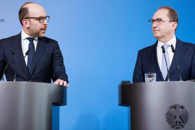 26 March 2026, Berlin: German Minister of the Interior Alexander Dobrindt (R) and Dutch Minister for Asylum and Migration Bart van den Brink speak during a press conference after their meeting at the Federal Ministry of the Interior. Photo: Carsten Koall/dpa