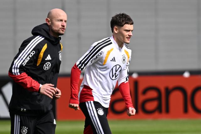 26 March 2026, Bavaria, Herzogenaurach: Germany's Florian Wirtz (R) practices during a training session, ahead of Friday's international friendly soccer match against Switzerland in preparation for the 2026 FIFA World Cup. Photo: Federico Gambarini/dpa - WICHTIGER HINWEIS: Gemäß den Vorgaben der DFL Deutsche Fußball Liga bzw. des DFB Deutscher Fußball-Bund ist es untersagt, in dem Stadion und/oder vom Spiel angefertigte Fotoaufnahmen in Form von Sequenzbildern und/oder videoähnlichen Fotostrecken zu verwerten bzw. verwerten zu lassen.