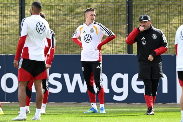 26 March 2026, Bavaria, Herzogenaurach: Germany's Nico Schlotterbeck (C) and assistant coach Alfred Schreuder take part in a training session, ahead of Friday's international friendly soccer match against Switzerland in preparation for the 2026 FIFA World Cup. Photo: Federico Gambarini/dpa - WICHTIGER HINWEIS: Gemäß den Vorgaben der DFL Deutsche Fußball Liga bzw. des DFB Deutscher Fußball-Bund ist es untersagt, in dem Stadion und/oder vom Spiel angefertigte Fotoaufnahmen in Form von Sequenzbildern und/oder videoähnlichen Fotostrecken zu verwerten bzw. verwerten zu lassen.