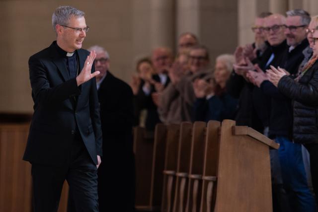 26 March 2026, North Rhine-Westphalia, Muenster: Heiner Wilmer, Bishop of Hildesheim and President of the German Bishops' Conference, arrives before being presented as the bishop-elect of Muenster at St. Paul's Cathedral. Photo: Rolf Vennenbernd/dpa