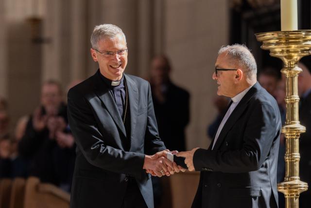 26 March 2026, North Rhine-Westphalia, Muenster: Heiner Wilmer (L), Bishop of Hildesheim and President of the German Bishops' Conference, 
is presented as the bishop-elect of Muenster by Hans-Bernd Koeppen, provost of St. Paul's Cathedral. Photo: Rolf Vennenbernd/dpa