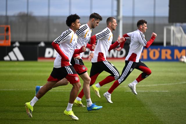 26 March 2026, Bavaria, Herzogenaurach: (L-R) Germany's Anton Stach, Waldemar Anton and Pascal Gross take part in a training session, ahead of Friday's international friendly soccer match against Switzerland in preparation for the 2026 FIFA World Cup. Photo: Federico Gambarini/dpa - WICHTIGER HINWEIS: Gemäß den Vorgaben der DFL Deutsche Fußball Liga bzw. des DFB Deutscher Fußball-Bund ist es untersagt, in dem Stadion und/oder vom Spiel angefertigte Fotoaufnahmen in Form von Sequenzbildern und/oder videoähnlichen Fotostrecken zu verwerten bzw. verwerten zu lassen.