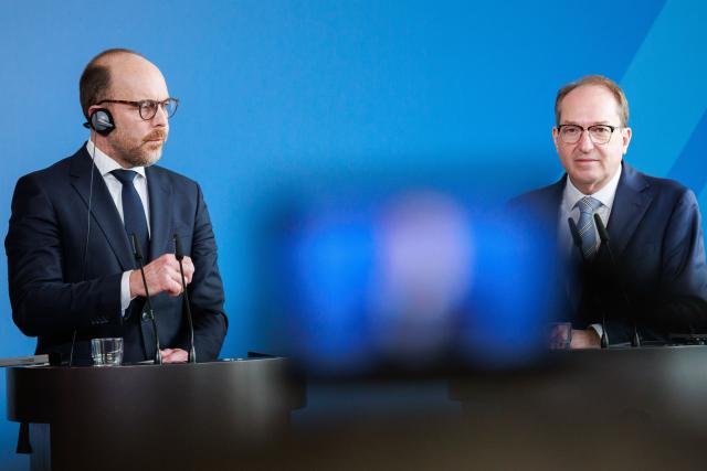 26 March 2026, Berlin: German Minister of the Interior Alexander Dobrindt (R) and Dutch Minister for Asylum and Migration Bart van den Brink speak during a press conference after their meeting at the Federal Ministry of the Interior. Photo: Carsten Koall/dpa