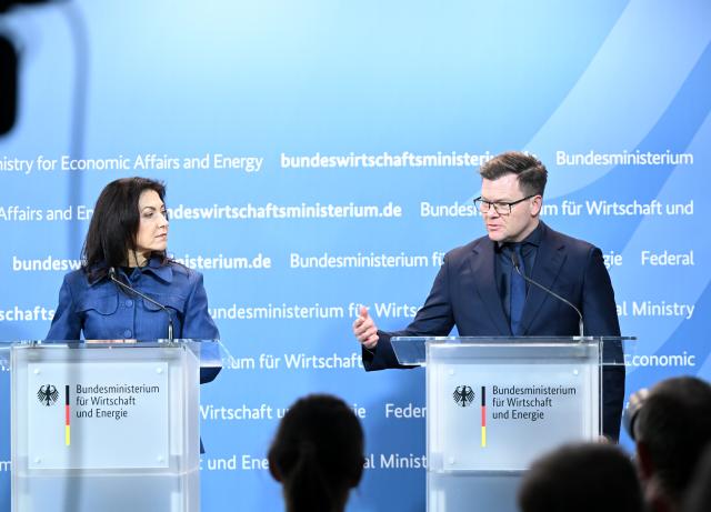 26 March 2026, Berlin: German Minister for Economic Affairs and Energy Katherina Reiche (L) and Federal Environment Minister Carsten Schneider speak at a press conference at the Federal Ministry for Economic Affairs and Energy to present the Chemical Industry Agenda. Photo: Lilli Förter/dpa