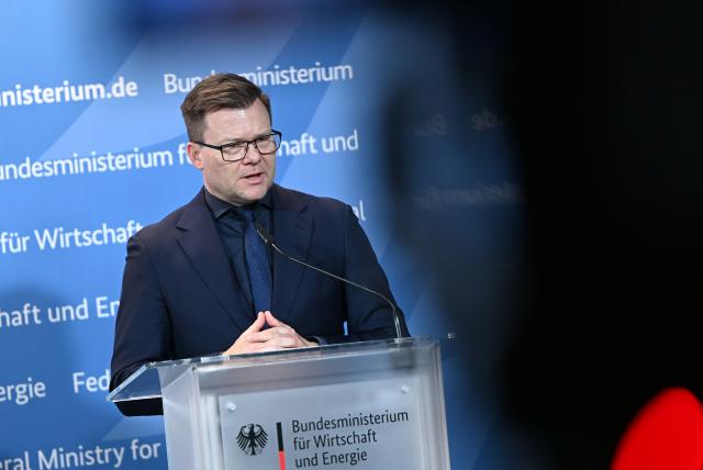 26 March 2026, Berlin: German Environment Minister Carsten Schneider speaks at a press conference with Minister for Economic Affairs and Energy Katherina Reiche at the Federal Ministry for Economic Affairs and Energy to present the Chemical Industry Agenda. Photo: Lilli Förter/dpa
