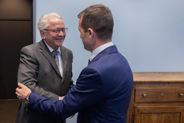 PRODUCTION - 26 March 2026, North Rhine-Westphalia, Duesseldorf: CEO of Rheinmetall AG Armin Papperger (L) shakes hands with CEO of the Spanish technology company Indra Angel Escribano after signing a memorandum of understanding to expand their strategic cooperation in the field of military vehicle systems. Photo: Rolf Vennenbernd/dpa