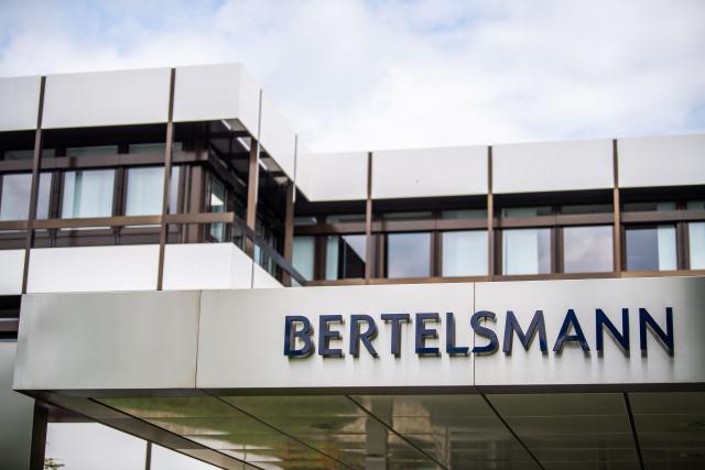 FILED - 30 August 2021, North Rhine-Westphalia, Guetersloh: A sign with the Bertelsmann logo stands in front of the headquarters. Photo: Lino Mirgeler/dpa