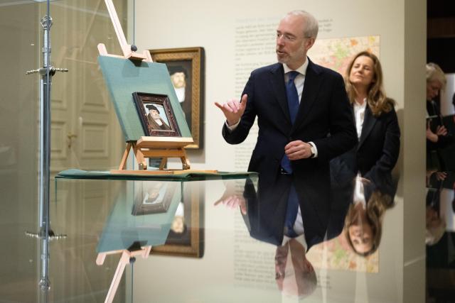 26 March 2026, Saxony, Dresden: Director General of the Dresden State Art Collections (SKD) Bernd Ebert examines the portrait of Elector Frederick the Wise by Lucas Cranach the Elder and his workshop at the Dresden State Art Collections during a press conference. The postcard-sized portrait had been considered lost since the end of World War II. Photo: Sebastian Kahnert/dpa - ACHTUNG: Nur zur redaktionellen Verwendung im Zusammenhang mit der aktuellen Berichterstattung und nur mit vollständiger Nennung des vorstehenden Credits